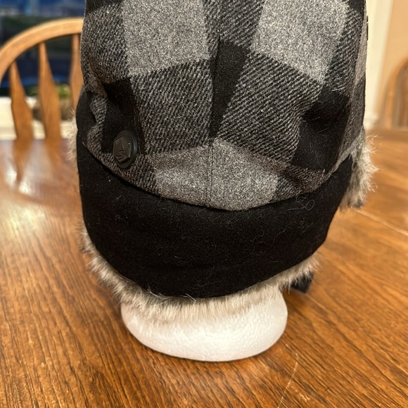 Nwot. Faux fur hat - Picture 8 of 9